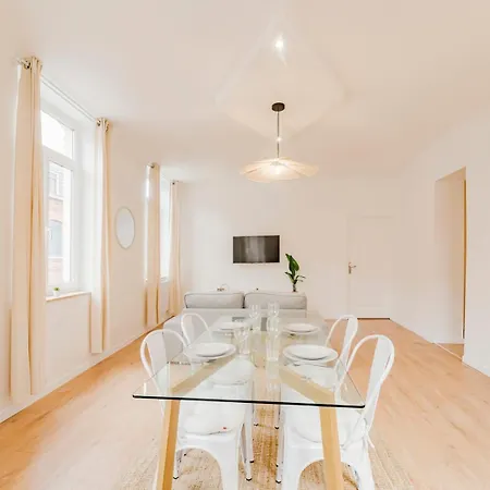 Two-bedroom Flat In The Centre Of Апартаменты