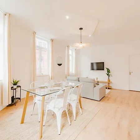 Two-bedroom Flat In The Centre Of Апартаменты